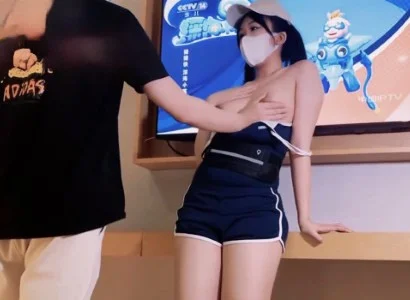 Nhân viên bán TV xinh đẹp cùng anh khách may mắn