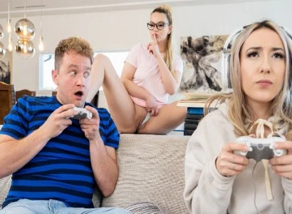 cô bạn gái bị bạn thân phản bội cướp người yêu khi còn mải mê chơi game