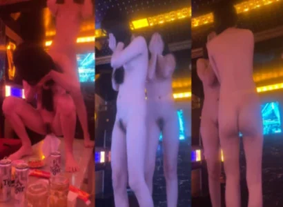 Vũ nữ trình diễn vũ điệu thoát y đầy dâm đãng trong quán karaoke